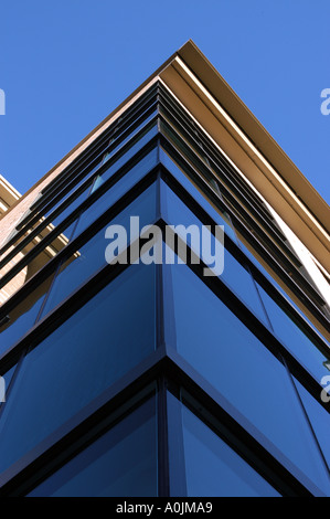 Vicino a un moderno edificio con facciata in vetro Foto Stock