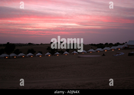 Il Camp al tramonto nel deserto di Thar, Rajasthan, India Foto Stock