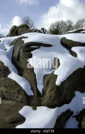 Strato di neve sulle rocce su Tunbridge Wells comune in Kent. Mi piace il modo in cui la neve ha bordi definiti dando una mappa-come contorno. Foto Stock