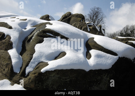 Strato di neve sulle rocce su Tunbridge Wells comune in Kent. Mi piace il modo in cui la neve ha bordi definiti dando una mappa-come contorno. Foto Stock