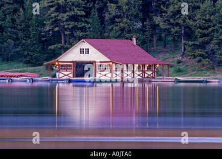 Il Boathouse presso il Lago Maligne Foto Stock