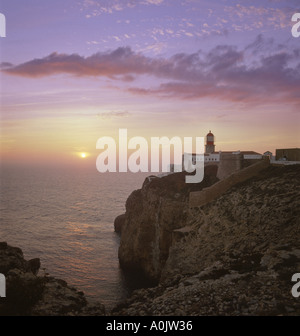 Il Portogallo Algarve Cape St Vincent a Sagres, il faro al tramonto Foto Stock