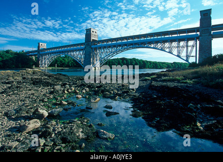 Britannia Bridge e piscine di roccia dello Stretto di Menai Anglesey North West Wales Foto Stock