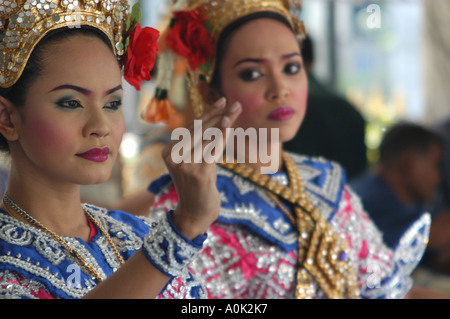 Thai ballerini classici presso il Santuario di Erawan Bangkok in Thailandia Foto Stock