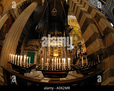 Masterizzazione di candele elettriche nel Duomo di Pisa Toscana Italia Vista fisheye Foto Stock