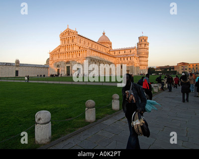 Immigrati africani vendita falsi designer orologi merci nastri in Italia numero uno della località turistiche la torre pendente di Pisa Foto Stock