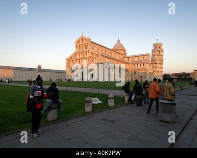 Gli immigrati africani vendita falsi designer orologi di merci in Italia numero uno della località turistiche la torre pendente di Pisa Foto Stock