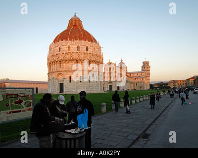 Gli immigrati africani vendita falsi designer orologi di merci in Italia numero uno della località turistiche la torre pendente di Pisa Foto Stock