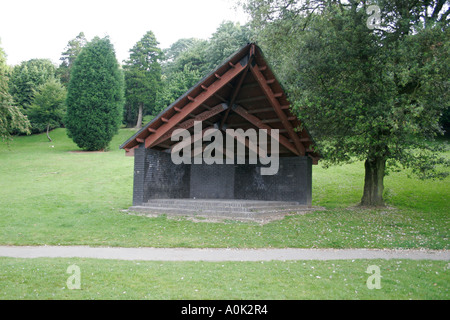 Il Dylan Thomas MEMORIAL SHELTER IN CWMDONKIN PARK, altipiani, Swansea, West Glamorgan, South wales, Regno Unito dove ha giocato come un ragazzo Foto Stock