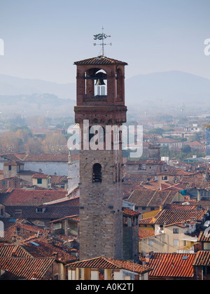 Tipico palazzo toscano torre in Via Fillungo Lucca Toscana Italia Foto Stock