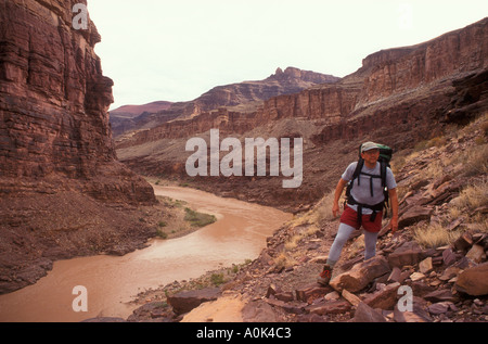 Parco Nazionale del Grand Canyon Arizona un backpacker passeggiate lungo il fangoso Fiume Colorado sopra Hance Rapids Foto Stock