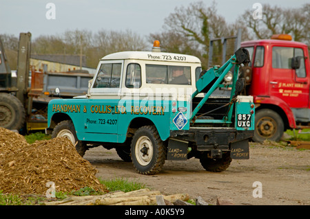 Vista posteriore del 1958 2 0 litri Diesel Land Rover Serie 2 SWB 88 camion di recupero con Harvey Frost gru in molto condizione originale Foto Stock
