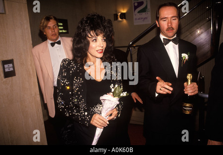 Joan Collins frequenta il teatro Alexandra di Birmingham per la prima mondiale di Scrooge: England 1992 1990s UK HOMER SYKES di Leslie Bricusse Foto Stock