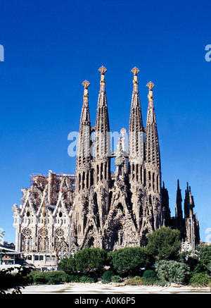 La Sagrada Familia a Barcellona in Spagna. no gru Foto Stock