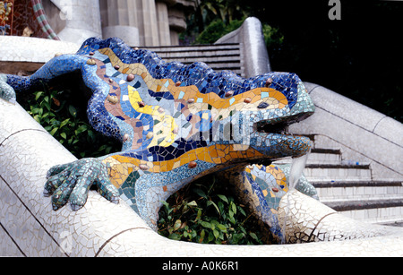 Il Parco Guell a Barcellona che è stato disegnato da Gaudi Questo è il famoso Chameleon che sorge all'entrata Foto Stock