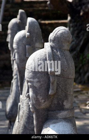 Figure in pietra di soldati e di mandarini custodisce la tomba dell'Imperatore Tu Duc in tinta, Vietnam Foto Stock