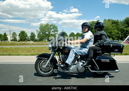 Coppia Senior in sella Harley Davidson Moto sulla Interstate Highway in Indiana Foto Stock