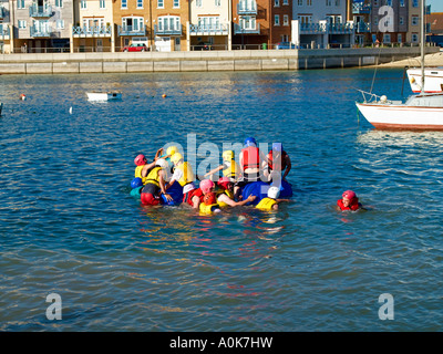 Attività di adolescenti sul fiume Adur Shoreham West Sussex Foto Stock