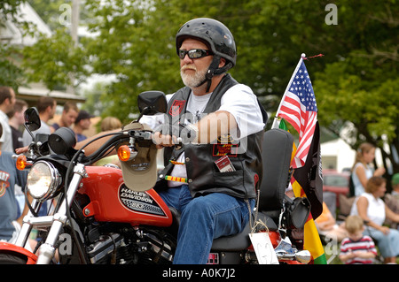 Uomo sulla Harley Davidson Moto nella più antica indipendenza continua parata del giorno Pekin Indiana Foto Stock