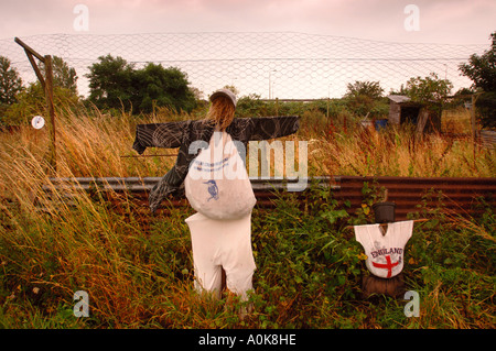 Due SCARECROWS uno indossando un England Football Shirt in un riparto REGNO UNITO Foto Stock