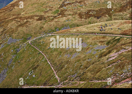 Un gruppo di escursionisti che un riposo lungo il percorso per il Ben Nevis, Scozia Foto Stock