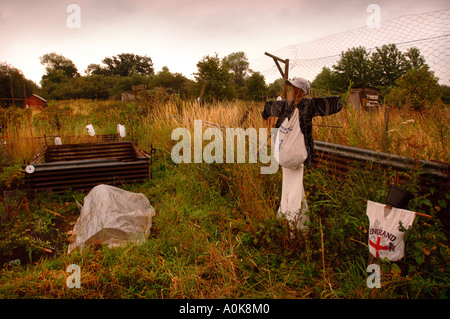 Due SCARECROWS uno indossando un England Football Shirt in un riparto REGNO UNITO Foto Stock