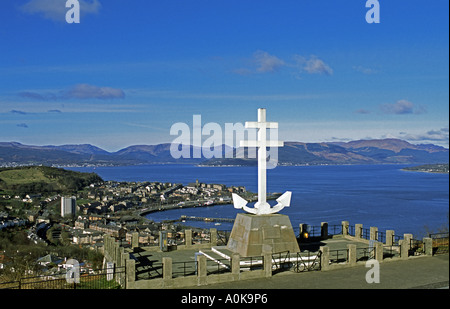 Memorial a Lyle Hill in Greenock come un monumento alla libera marinai francesi con Gourock dietro Foto Stock