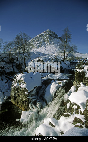 Etive Mor cascata presso il River Coupall superiore dove Glen Etive incontra Glen Coe con la famosa montagna Buachallie Etive Mor - il Pastore di Etive - dietro Foto Stock
