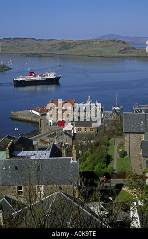 Oban Bay da McCaig's Tower con l'Isle of Mull uscire per Craignure. Foto Stock