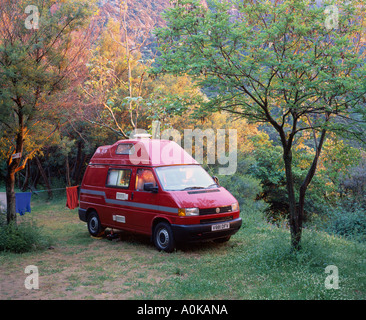 British motorhome in un campeggio a Porto, Corse du Sud, Corsica, Francia. Volkswagen VW T4 Transporter Foto Stock