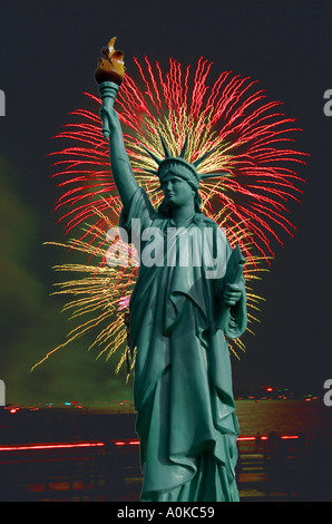 Fuochi d'artificio con Statua della Libertà in primo piano la città di New York Foto Stock