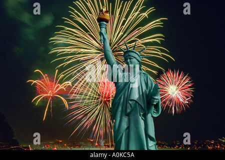 Fuochi d'artificio con Statua della Libertà in primo piano la città di New York Foto Stock