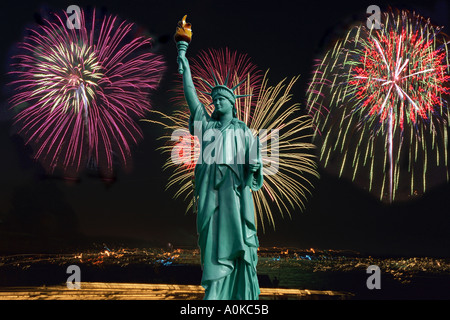 Fuochi d'artificio con Statua della Libertà in primo piano la città di New York Foto Stock