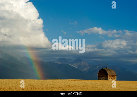 Fienile scenic con rainbow, Rurale Montana negli Stati Uniti Foto Stock