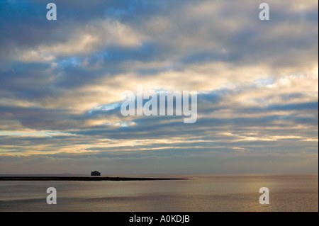 Cassettone offshore in Limpert Baia di Aberthaw Power Station al tramonto Aberthaw Wales UK Foto Stock