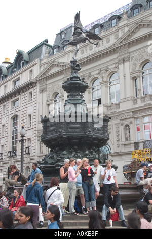 I turisti a Piccadilly Circus e intorno la statua di Eros, Londra GB UK Foto Stock