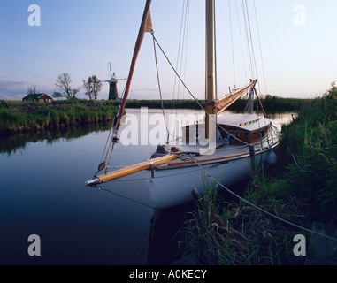 norfolk broads barca a vela ormeggiata sul fiume thurne, inghilterra Foto Stock
