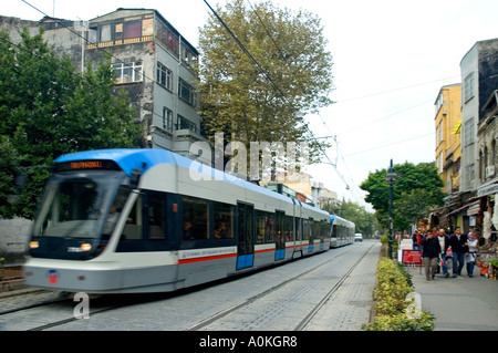 Pubblico, tram tram hizli, tram veloce, il Divan Yolu, Sultanahmet, Istanbul, Turchia. DSC 7038 Foto Stock