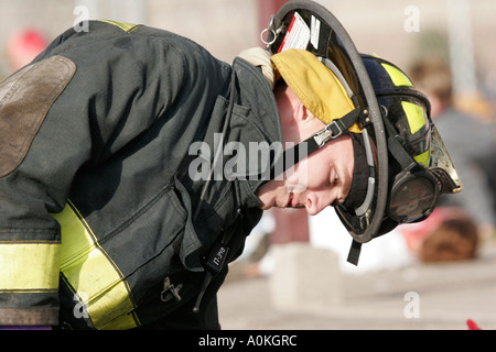 Un incendio fighter EMT è la piegatura su un paziente sulla scena di un incidente di massa esercizio Foto Stock