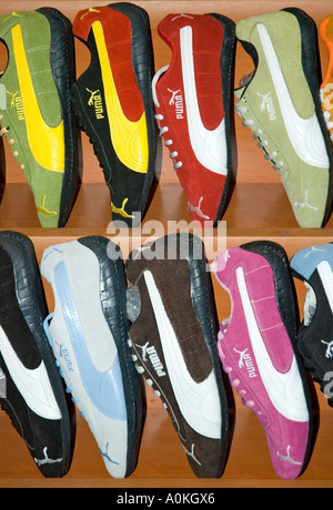 Puma badged scarpe da running, formatori, sneakers, forse falso, per la vendita nel Grand Bazaar, Istanbul, Turchia. DSC 7056 Foto Stock