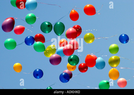Festosa di palloncini colorati in un cielo blu Foto Stock