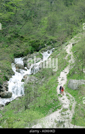 Walkers nella gola d'Infernaccio nel Parco Nazionale dei Monti Sibillini, Le Marche (Marche) Italia (Italia) Foto Stock