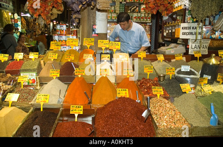 Ceste piene di le erbe aromatiche essiccate e le spezie, peperoncino, chilie polvere, il Bazaar Egiziano, Misir Carsisi, Istanbul, Turchia. DSC 7126 Foto Stock