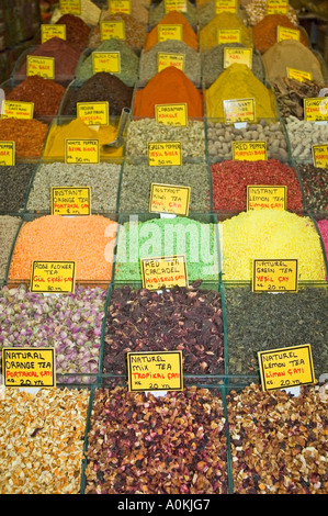 Coloratissima serie di naturale e tè solubile, cibo e spezie al Bazaar Egiziano, Misir Carsisi, Istanbul, Turchia. DSC 7140 Foto Stock