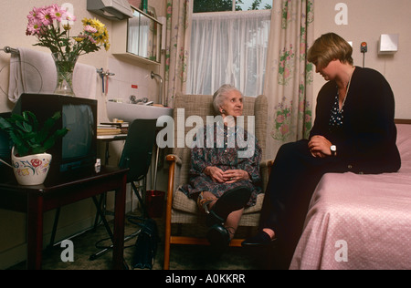 Una casa di cura inspector, assistente sociale visiti una vecchia signora in una casa per anziani a Croydon, SURREY REGNO UNITO Foto Stock