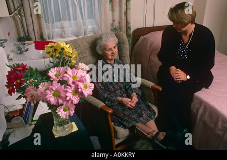 Una casa di cura inspector, assistente sociale visiti una vecchia signora in una casa per anziani a Croydon, SURREY REGNO UNITO Foto Stock