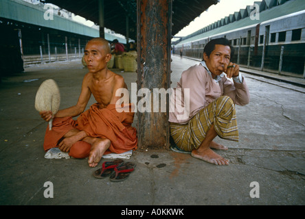 I passeggeri in attesa su piattaforma per un treno alla stazione di Rangoon Yangon Birmania Myanamar Foto Stock