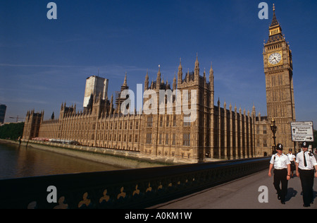 Due poliziotti britannici patrol Westminster Bridge sul fiume Tamigi di fronte al Big Ben e le Camere del Parlamento Foto Stock