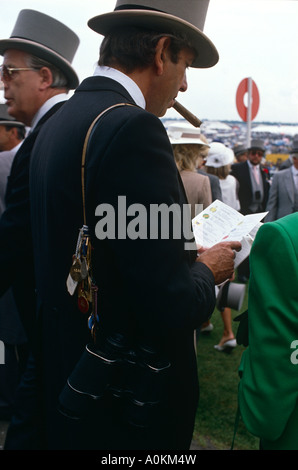 Guardare le corse su Derby giorno all ippodromo di Epsom Surrey, Inghilterra Foto Stock