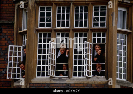 Ragazzi sporgersi dai finestrini della loro camera a Eton College in Berkshire Foto Stock